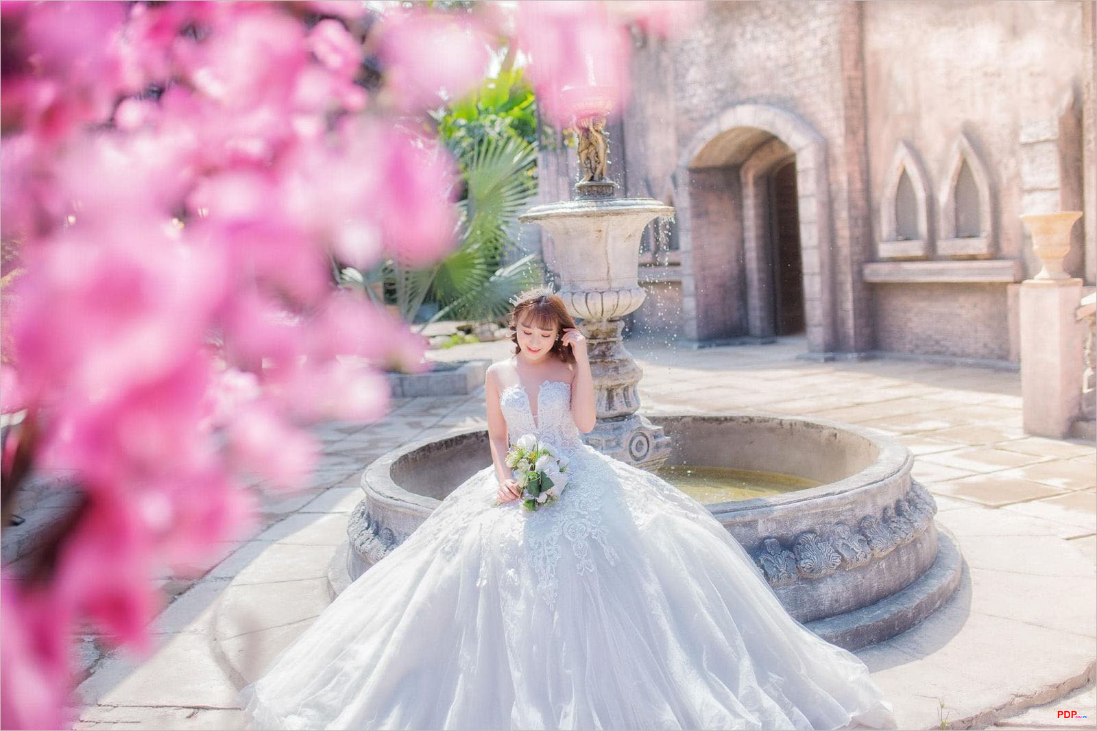 m&igrave;nh mặc v&aacute;y cưới